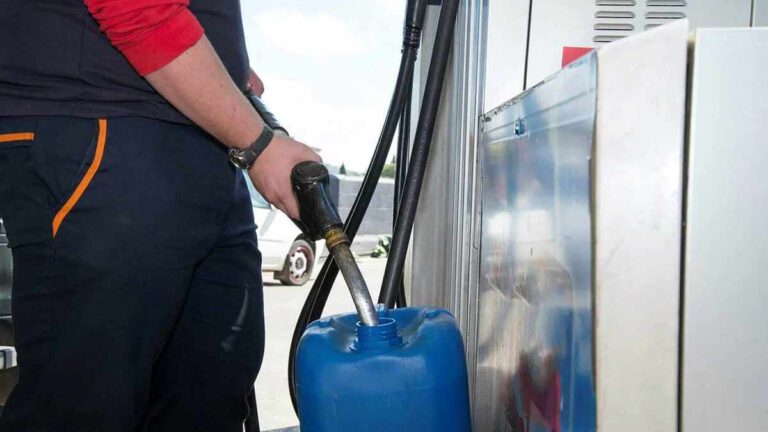 Pénurie de carburants  que risque-t-on réellement à remplir un bidon d’essence 